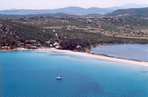 La spiaggia e lo stagno di Porto Taverna 